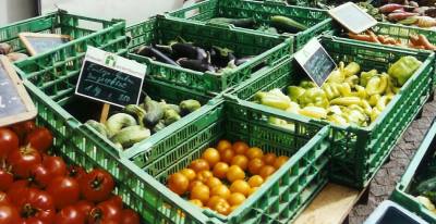 Markttisch mit Gem&uuml;seprodukten